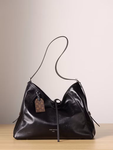 CARRYALL DARK Medium HandbagChip-Size Jumper This medium-sized CarryAll Dark handbag is shaped into a stylish lazy silhouette with soft sheepskin leather, adding eye-catching color to the 2024 Spring and Summer runway looks. Polished metal parts and tactile slightly wrinkled texture complement each other. Ample space can hold a variety of daily necessities, making it a good travel companion.