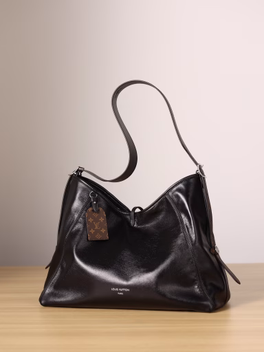 CARRYALL DARK Medium HandbagChip-Size Jumper This medium-sized CarryAll Dark handbag is shaped into a stylish lazy silhouette with soft sheepskin leather, adding eye-catching color to the 2024 Spring and Summer runway looks. Polished metal parts and tactile slightly wrinkled texture complement each other. Ample space can hold a variety of daily necessities, making it a good travel companion.