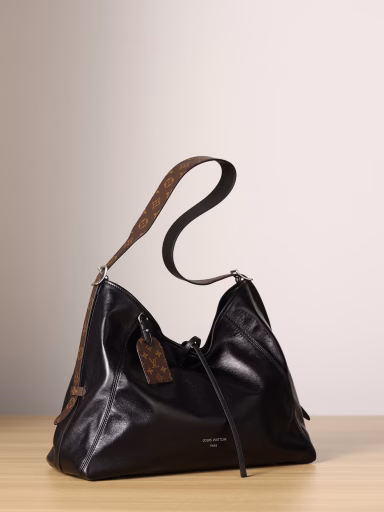 CARRYALL DARK Medium HandbagChip-Size Jumper This medium-sized CarryAll Dark handbag is shaped into a stylish lazy silhouette with soft sheepskin leather, adding eye-catching color to the 2024 Spring and Summer runway looks. Polished metal parts and tactile slightly wrinkled texture complement each other. Ample space can hold a variety of daily necessities, making it a good travel companion.