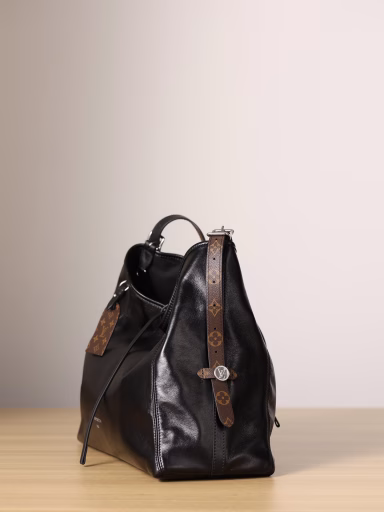 CARRYALL DARK Medium HandbagChip-Size Jumper This medium-sized CarryAll Dark handbag is shaped into a stylish lazy silhouette with soft sheepskin leather, adding eye-catching color to the 2024 Spring and Summer runway looks. Polished metal parts and tactile slightly wrinkled texture complement each other. Ample space can hold a variety of daily necessities, making it a good travel companion.