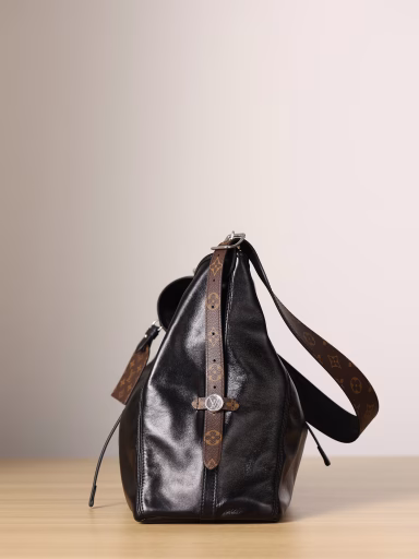 CARRYALL DARK Medium HandbagChip-Size Jumper This medium-sized CarryAll Dark handbag is shaped into a stylish lazy silhouette with soft sheepskin leather, adding eye-catching color to the 2024 Spring and Summer runway looks. Polished metal parts and tactile slightly wrinkled texture complement each other. Ample space can hold a variety of daily necessities, making it a good travel companion.