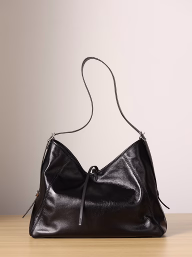 CARRYALL DARK Medium HandbagChip-Size Jumper This medium-sized CarryAll Dark handbag is shaped into a stylish lazy silhouette with soft sheepskin leather, adding eye-catching color to the 2024 Spring and Summer runway looks. Polished metal parts and tactile slightly wrinkled texture complement each other. Ample space can hold a variety of daily necessities, making it a good travel companion.