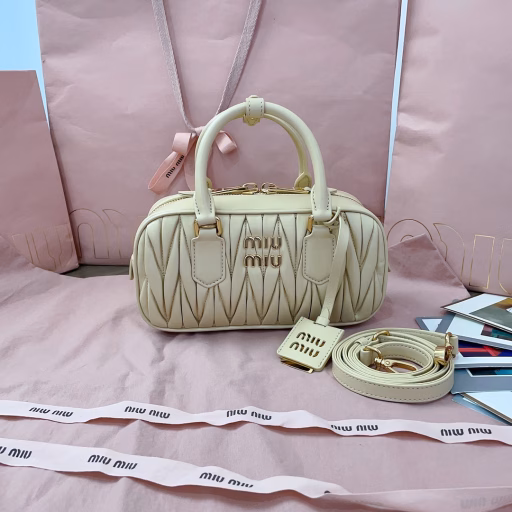 Miu's new bowling bag, the main promotion on the official website, this year's absolutely hot style, top imported lambskin, Miu's unique Matelasse pattern, exquisite three-dimensional bag body, front engraved logo echoes the color of the leather, detachable and adjustable long leather shoulder strap, cotton satin lining, with zipper pocket, many celebrities and internet celebrities have the same style