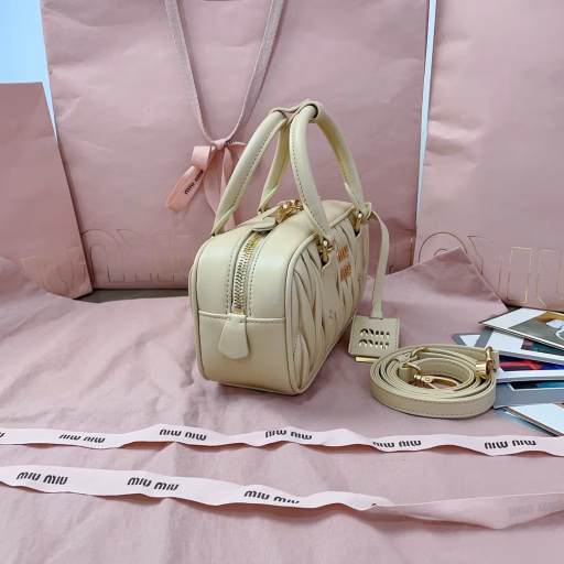 Miu's new bowling bag, the main promotion on the official website, this year's absolutely hot style, top imported lambskin, Miu's unique Matelasse pattern, exquisite three-dimensional bag body, front engraved logo echoes the color of the leather, detachable and adjustable long leather shoulder strap, cotton satin lining, with zipper pocket, many celebrities and internet celebrities have the same style