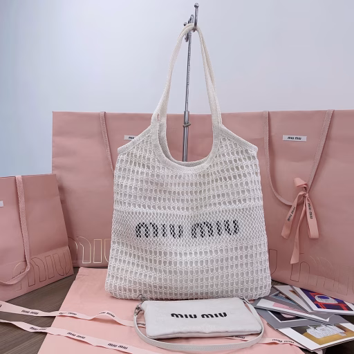Miu's new summer net woven beach tote bag has a smooth straw crocheted outer layer and a canvas lining on the inner layer. It is paired with a detachable canvas pouch, which can be used as an independent small underarm bag or a handbag. It can be carried in a variety of ways and is suitable for various combinations. The bold and innovative design perfectly interprets Miu's unconventional and casual style. This year's hottest style, the bag is very light, the temperament is casual and lazy, and the capacity is super large. You will definitely get a 100% return rate when you carry it on the street every day.