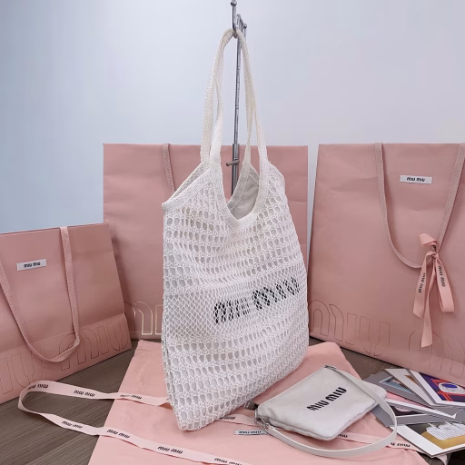 Miu's new summer net woven beach tote bag has a smooth straw crocheted outer layer and a canvas lining on the inner layer. It is paired with a detachable canvas pouch, which can be used as an independent small underarm bag or a handbag. It can be carried in a variety of ways and is suitable for various combinations. The bold and innovative design perfectly interprets Miu's unconventional and casual style. This year's hottest style, the bag is very light, the temperament is casual and lazy, and the capacity is super large. You will definitely get a 100% return rate when you carry it on the street every day.