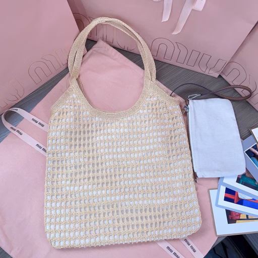 Miu's new summer net woven beach tote bag has a smooth straw crocheted outer layer and a canvas lining on the inner layer. It is paired with a detachable canvas pouch, which can be used as an independent small underarm bag or a handbag. It can be carried in a variety of ways and is suitable for various combinations. The bold and innovative design perfectly interprets Miu's unconventional and casual style. This year's hottest style, the bag is very light, the temperament is casual and lazy, and the capacity is super large. You will definitely get a 100% return rate when you carry it on the street every day.