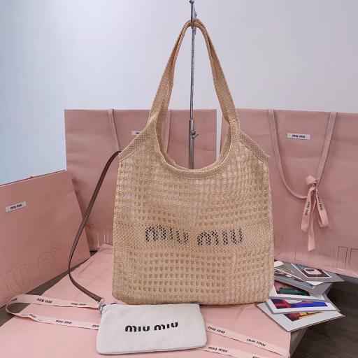 Miu's new summer net woven beach tote bag has a smooth straw crocheted outer layer and a canvas lining on the inner layer. It is paired with a detachable canvas pouch, which can be used as an independent small underarm bag or a handbag. It can be carried in a variety of ways and is suitable for various combinations. The bold and innovative design perfectly interprets Miu's unconventional and casual style. This year's hottest style, the bag is very light, the temperament is casual and lazy, and the capacity is super large. You will definitely get a 100% return rate when you carry it on the street every day.