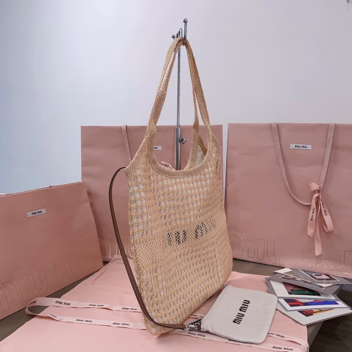 Miu's new summer net woven beach tote bag has a smooth straw crocheted outer layer and a canvas lining on the inner layer. It is paired with a detachable canvas pouch, which can be used as an independent small underarm bag or a handbag. It can be carried in a variety of ways and is suitable for various combinations. The bold and innovative design perfectly interprets Miu's unconventional and casual style. This year's hottest style, the bag is very light, the temperament is casual and lazy, and the capacity is super large. You will definitely get a 100% return rate when you carry it on the street every day.